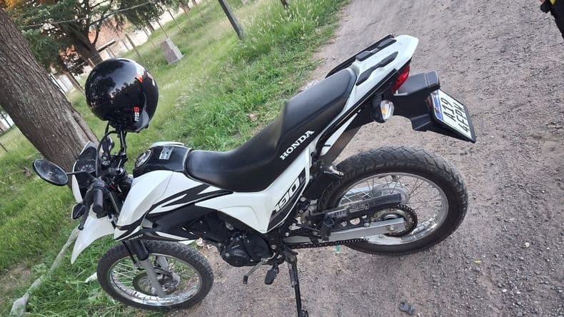 Hospitalizaron a un motociclista que chocó contra un auto en la ruta 188 a la altura del barrio Viajantes