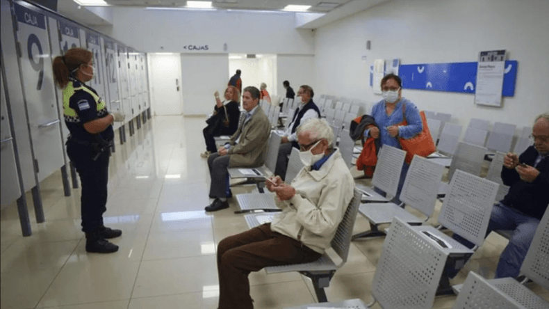 Los bancos comenzaron a atender al público en su nuevo horario "de invierno"
