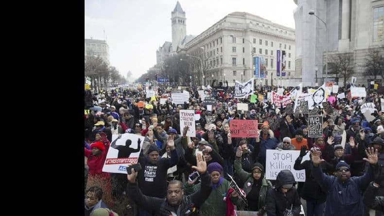 Miles de personas marcharon en Washington contra la violencia policial