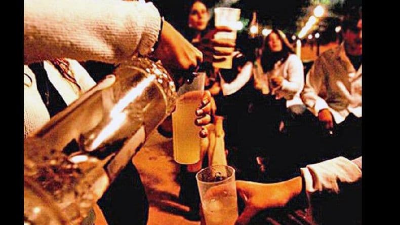 Vecinos molestos con los jóvenes por el consumo de alcohol los fines de semana