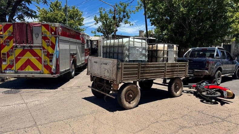 Siniestro vial: una mujer sufrió una fractura tras chocar en moto con una camioneta que trasladaba un carro