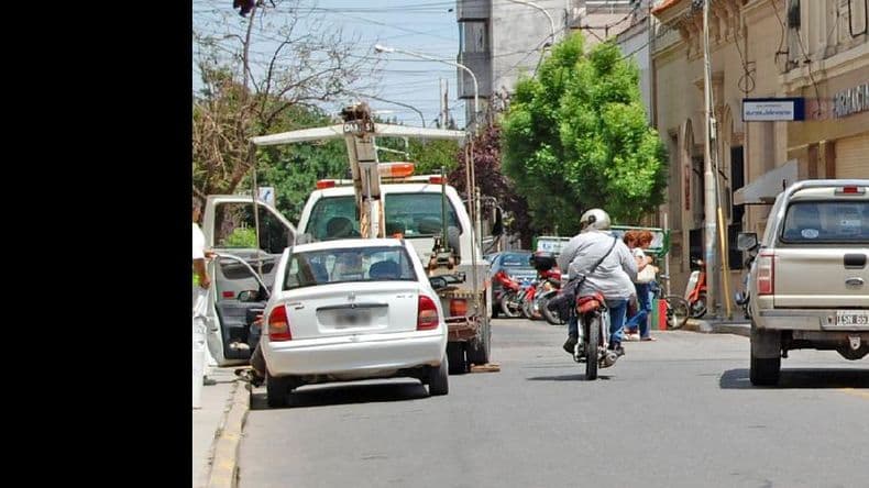 Advierten a conductores sobre estacionar en el lado opuesto en el Centro