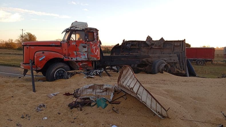 Los camiones del choque fatal circulaban en sentido opuestos y el chofer murió por el impacto frontal