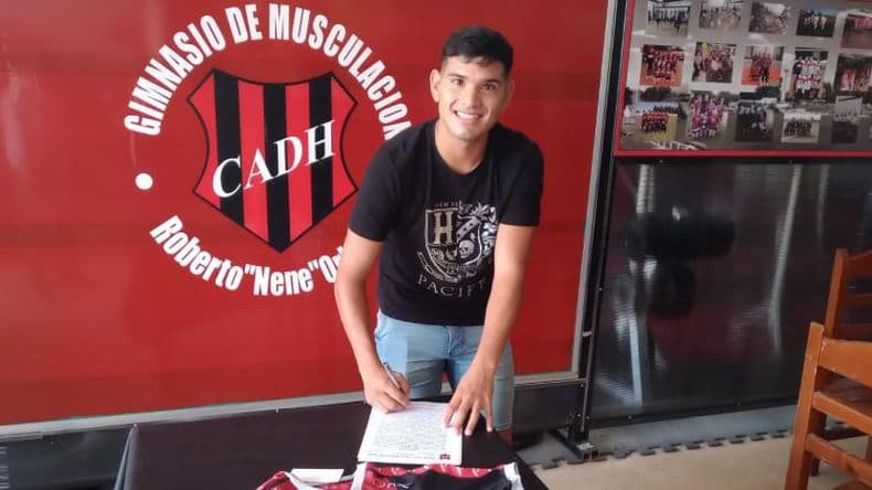 Douglas informó la contratación de su octavo refuerzo, el lateral Nahuel Gómez