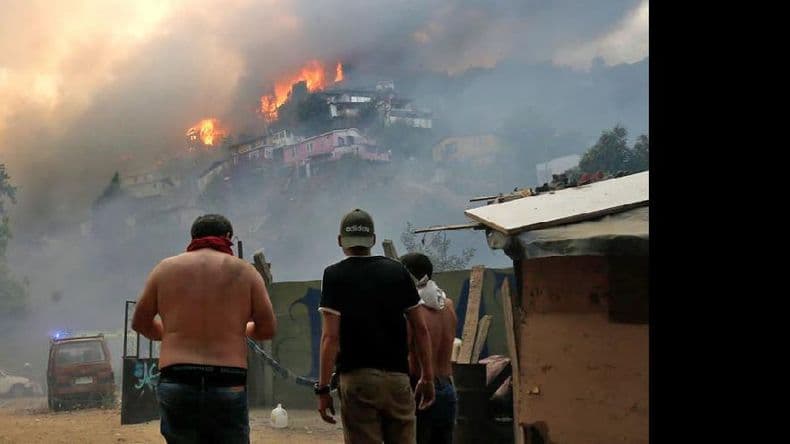 Cientos de evacuados por un incendio en Valparaíso que destruyó 200 casas