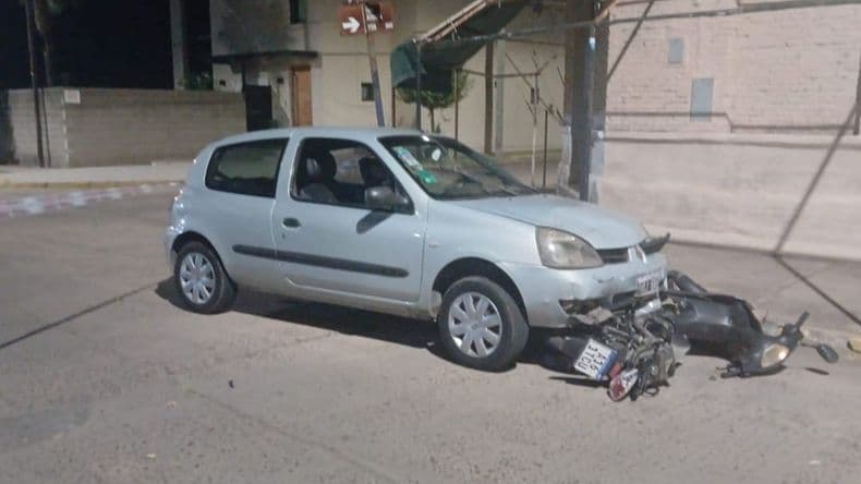 Murió una joven motociclista tras chocar contra un auto en una esquina céntrica de la ciudad de Rojas