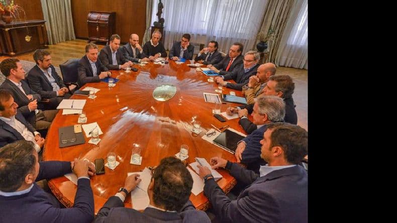 Con una batería de medidas el Gobierno logró bajar el dólar