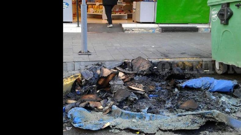 ¿Hasta cuándo? vándalos quemaron una campana azul para separación de residuos