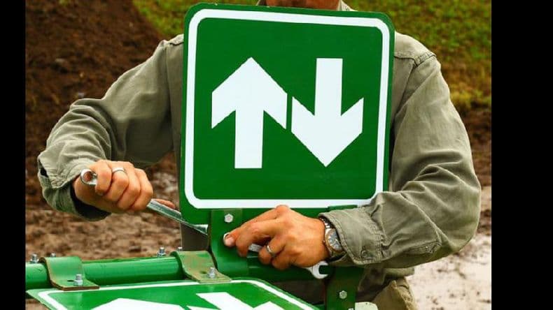 Destruir señalizadores viales, una de las prácticas habituales de los vándalos