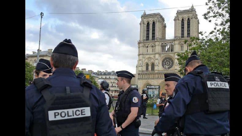 Un hombre hirió con un martillo a un policía frente a Notre Dame de París