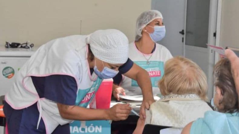 ¿Cuánto baja la mortalidad a partir de la tercera dosis contra el coronavirus?