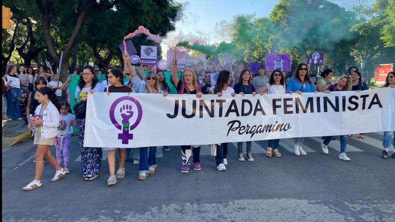Por los derechos conquistados y por los que faltan, numerosas mujeres marcharon el 8M en Pergamino