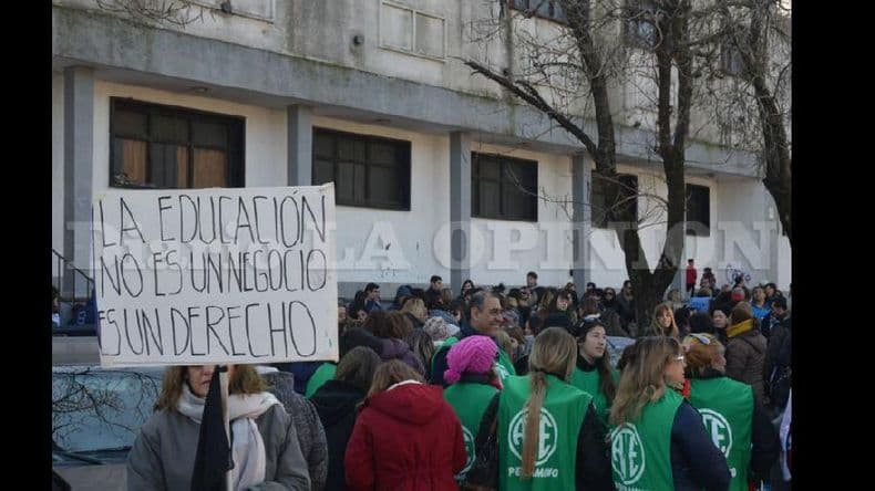 Docentes y auxiliares se movilizaron en reclamo de mejoras edilicias