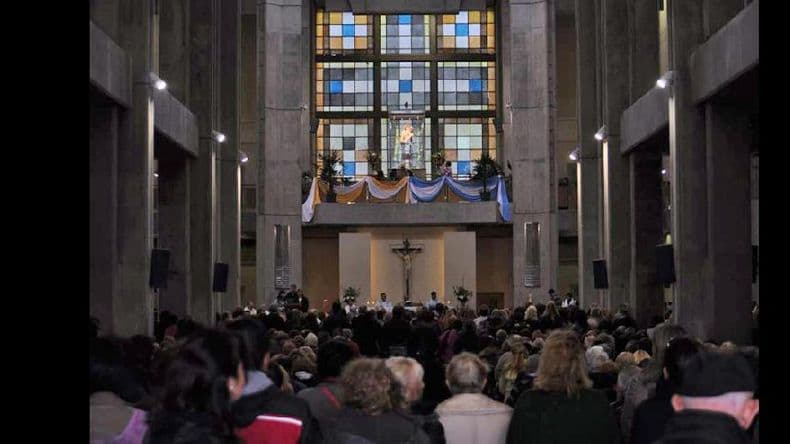 Monseñor Santiago: “Amando, la familia genera personas capaces de amar”