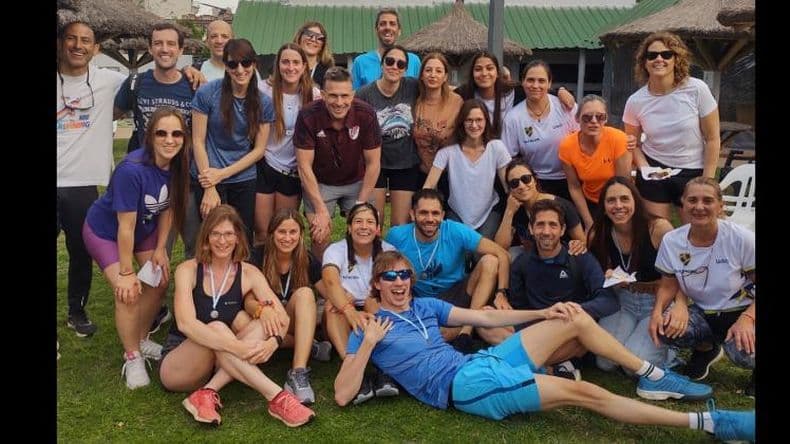 Destacada participación de nadadores locales en una competencia en Junín