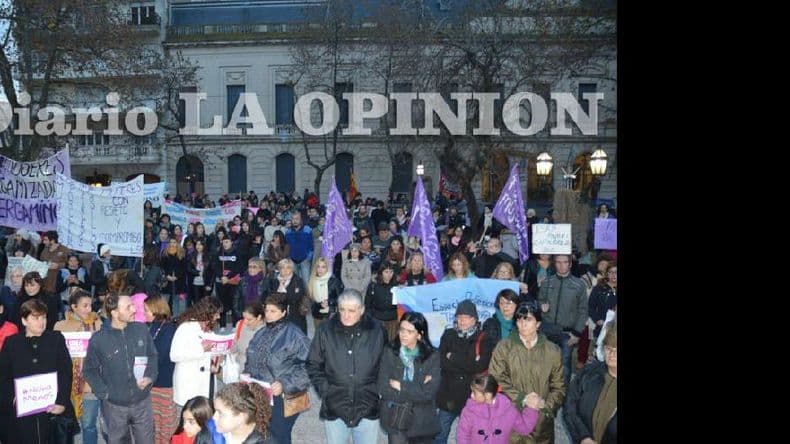Al grito de “vivas nos queremos” decenas de mujeres marcharon en repudio a la violencia de género