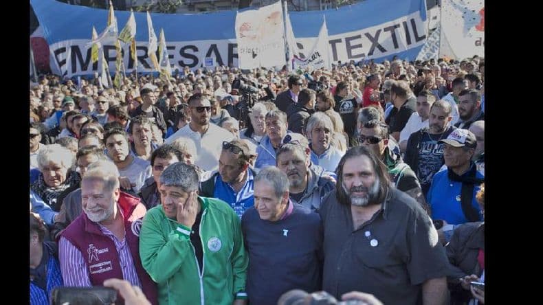 Agrupaciones opositoras se movilizaron al Obelisco en rechazo al FMI
