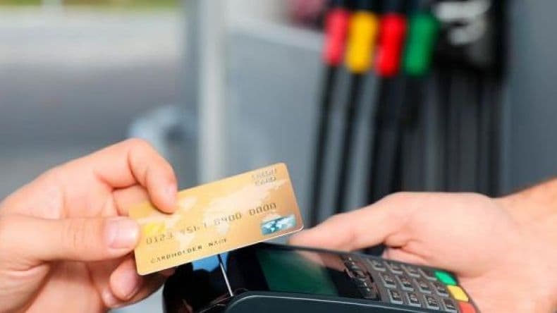 Estaciones de servicio en pie de guerra con las tarjetas de crédito