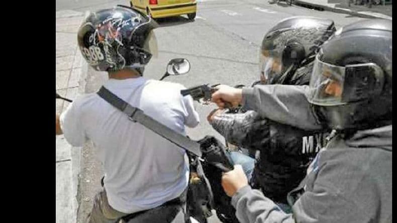 Asaltaron a un motociclista y a un transeúnte y robaron a mano armada en un comercio