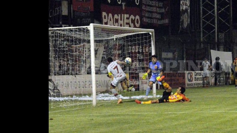 Bajo una persistente lluvia, Douglas venció a Sarmiento con dos goles de Mazza