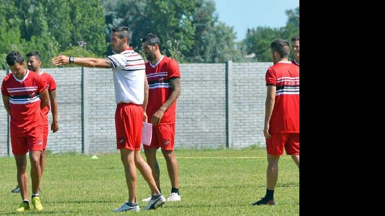 Douglas presentaría un solo cambio el domingo: Tantoni por Garavano