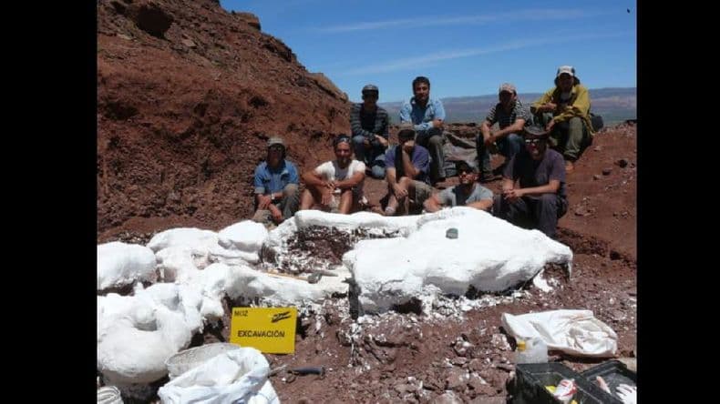 Hallan restos fósiles de un dinosaurio que podría ser el más grande la historia