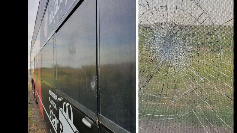 La barra de Douglas atacó al micro de los jugadores luego de la derrota en plena ruta