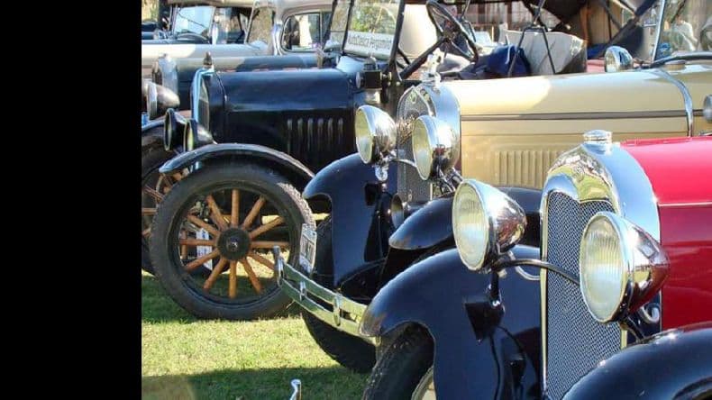 Muestra estática de autos clásicos y motos antiguas
