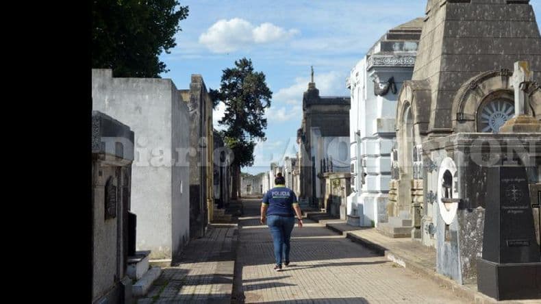 ¿Quién está a cargo y cómo se brinda seguridad en el Cementerio Municipal?