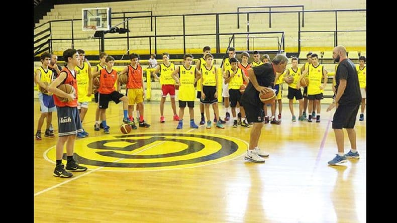 El intendente Martínez visitó el Campus de basquetbol que se realiza en Comunicaciones