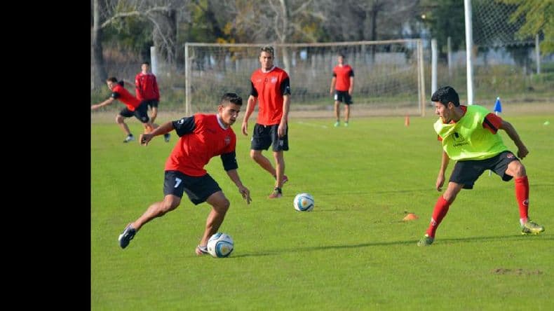 Douglas suma minutos de fútbol en un amistoso frente a Sports de Salto