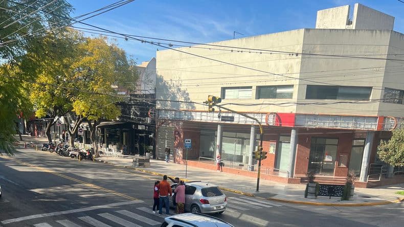 Un incidente de tránsito generó una pelea callejera en una esquina céntrica de Pergamino