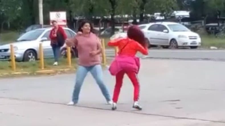 Pelea entre dos adolescentes en la plazoleta del barrio General San Martín terminó con denuncias cruzadas