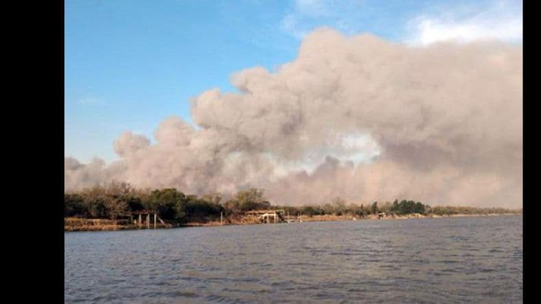 Pergamino atravesada por el humo del incendio del basural e islas del Paraná