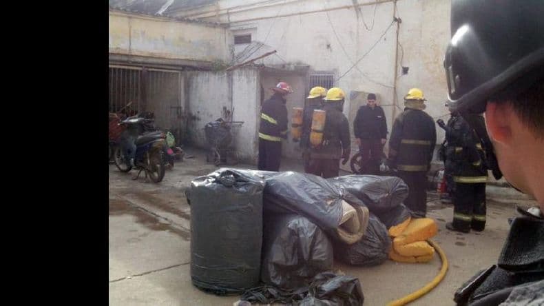Tenso motín en la Comisaría Primera: internos atrincherados quemaron objetos
