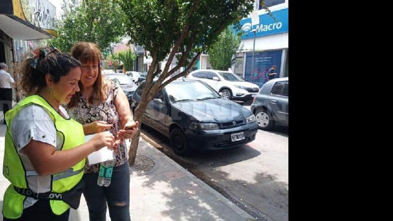 Agentes recorren las calles asesorando a los usuarios sobre el sistema “Simple”