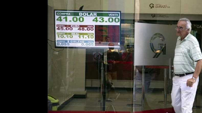 El dólar marcó un nuevo récord: cerró a 43,41 pesos