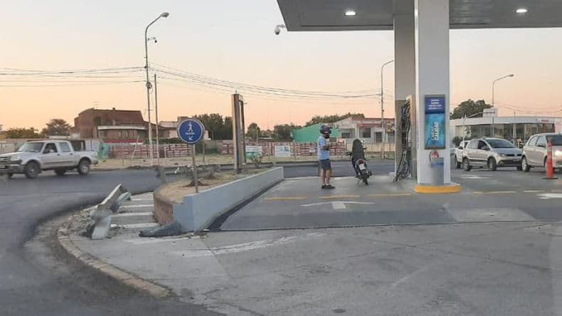 La senda peatonal del Cruce de Caminos, cerrada entre el guardarraíl y un cantero