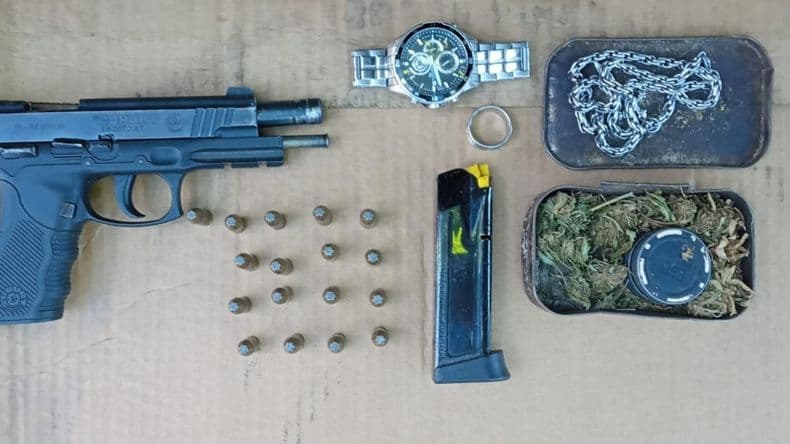 Aprehendieron a un sujeto que circulaba en un auto sin papeles, una pistola cargada, cocaína y marihuana