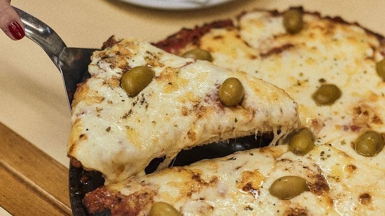 Diez pizzerías de Buenos Aires fueron reconocidas como emblemas de la gastronomía porteña