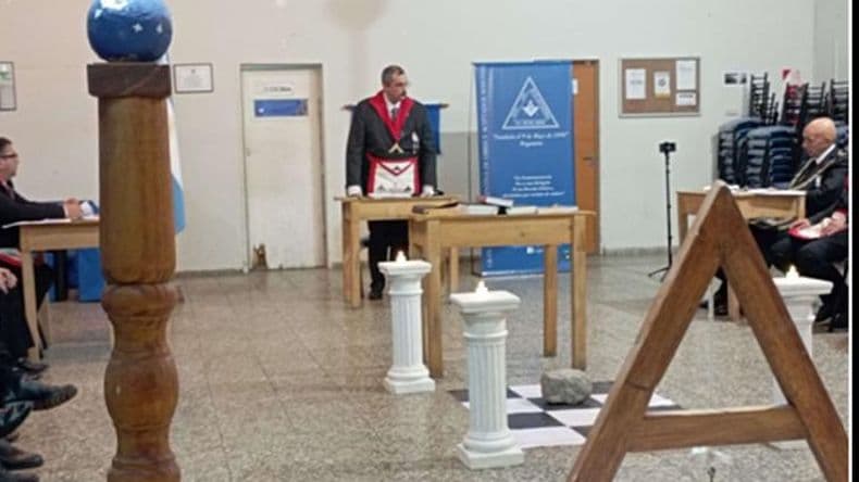 Crónica de una pública reunión de masones en Pergamino