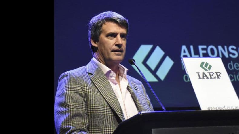 Prat-Gay anticipó que se otorgará un bono de fin de año para “salarios bajos”
