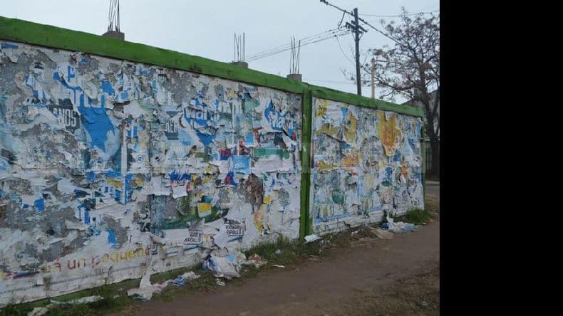 Propaganda política: los partidos no preservan la ciudad con las pegatinas
