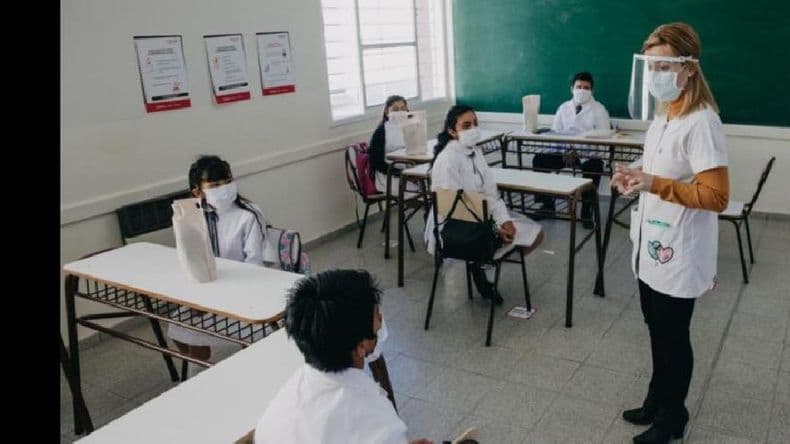 Indicadores para decidir el regreso a actividades escolares en las grandes ciudades
