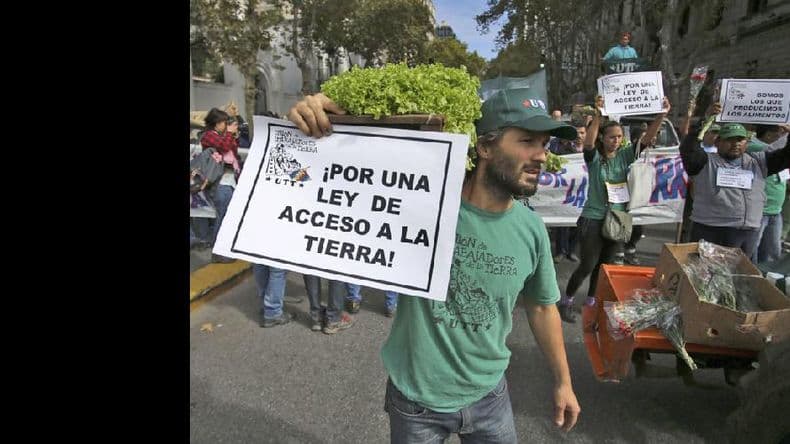 “Verdurazo” de pequeños productores frente a la Casa de Gobierno