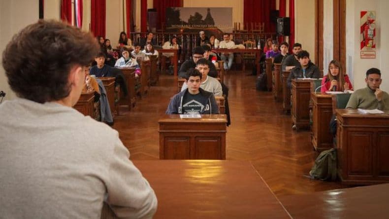 Con activa participación se desarrolla el Parlamento Estudiantil