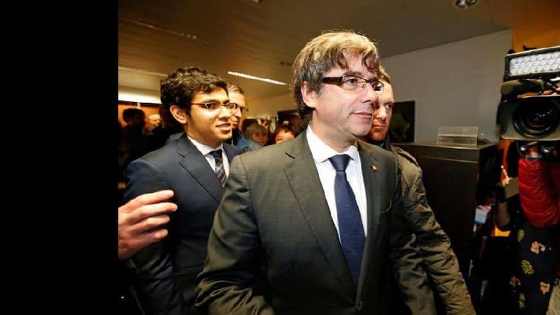 España lanzó una orden de detención europea contra el presidente catalán destituido