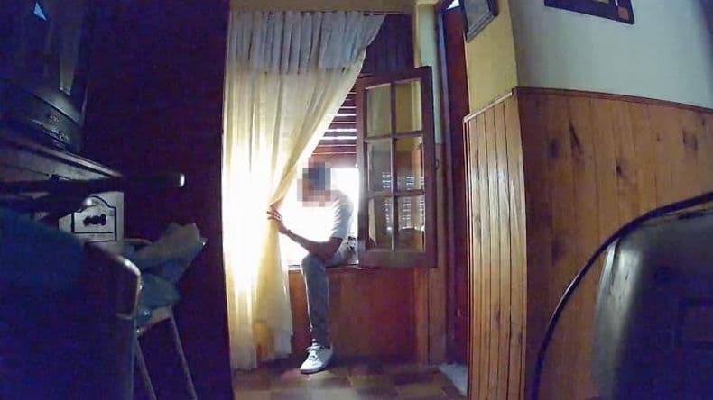Robaba dinero a los suegros y su mujer lo descubrió por las cámaras