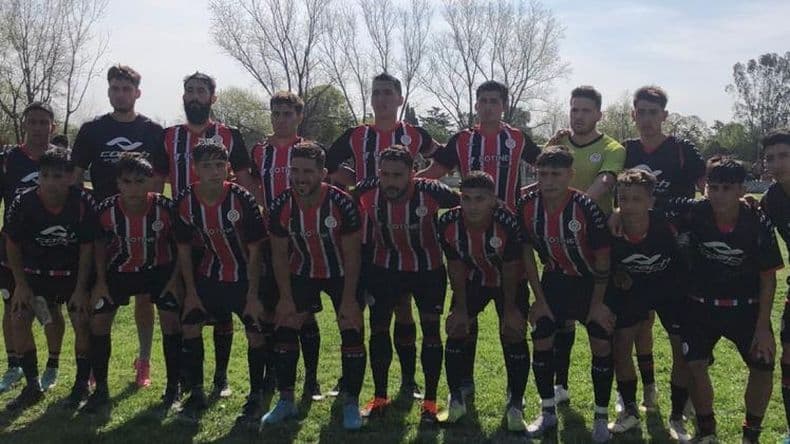 Racing ganó y se convirtió en el primer finalista del torneo de fútbol local