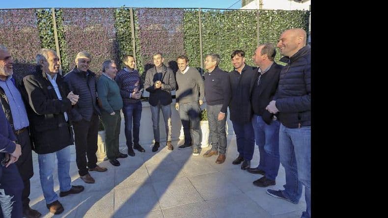 Randazzo se mostró con intendentes y ratificó que peleará en la interna del PJ